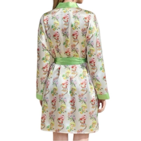 Strawberry Shortcake Women's Printed Comfortable Robe and Matching Slipper Set - Picture 3 of 5
